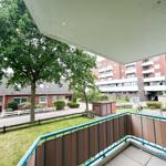 Terrasse mit Blick auf Grünfläche und Wohnhäuser