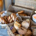 Frühstückstablett mit Brotkörben und Tasse Tee.