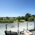 Terrasse mit Sicht auf grüne Landschaft und klare Himmel
