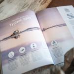 Offener Buchseitenblick auf St. Peter-Ording mit Pfahlbauten und Strandinformationen.