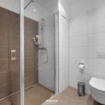 Bad mit Dusche, WC und Toilettenpapierhalter