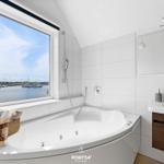 Bad mit Whirlpool und Blick auf Hafen
