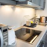 Küche mit Herd, Spüle und Küchengeräten