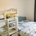 Zimmer mit Krippe und Einzelbett, Fenster mit Vogelskulptur.