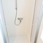 Duschkabine mit Duschbrause und Bodenablauf