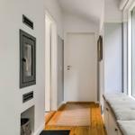 Flur mit Holzboden, Fensterbank und eingebauter Heizung.