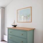 Schrank mit Segelschiffmodell und Karte an der Wand