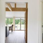 Durchgang in Wohnbereich mit Holzbalken, Fenster und Schlafzimmer rechts