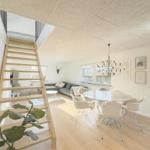 Wohn- und Essbereich mit Holztreppe und Esszimmertisch.