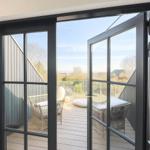 Terrasse mit Sitzgelegenheiten und Blick auf die Landschaft.