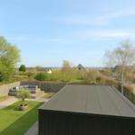 Garten mit Sitzbereich und Blick auf Wohnhäuser