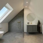 Dusche mit Dachfenster, Waschbecken und Toilette in modernem Badezimmer