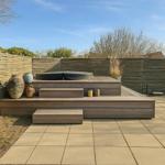Terrasse mit Whirlpool, Holzstufen und Dekorationsgegenständen