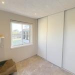 Zimmer mit Schlafcabinen, Fenster und Bodenfliesen