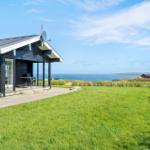 Schwarzes Haus mit Terrasse und Blick auf das Meer