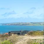 Blick aus dem Fenster auf das Meer und die Küstenlandschaft.