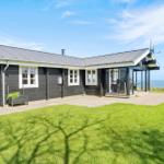 Moderne Ferienhaus mit Blick aufs Meer und großem Garten.