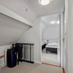 Flur mit Schlafzimmer im Hintergrund und Kinderzubehör im Vordergrund.