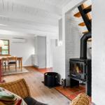 Wohnbereich mit Kaminofen, Essbereich und Holzboden