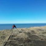 Roter Stern auf Hügel mit Meerblick