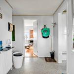 Hausgang mit Eingangsbereich, Wanddekoration und Sicht in Wohnzimmer und Küche.