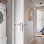 Flur mit Waschmaschine und Blick in den Keller.