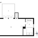 1. Stock: Wohnbereich mit Schlafsofa und Treppe.