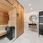 Dusche mit Holzsauna, Waschbecken und Heizung
