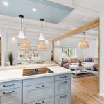 Küche mit Essbereich und Wohnzimmer im Hintergrund.