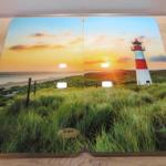 Ein Bodenbelag mit Motiv eines Leuchtturms an der Küste bei Sonnenuntergang.