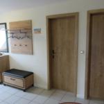 Eingangsbereich mit Schuhschrank, Spiegelschrank und zwei Türen.