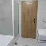 Badezimmer mit Badewanne, Dusche und Waschbecken