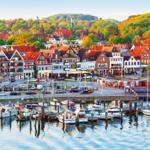 Hafen mit Booten und historischen Häusern am Ufer