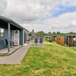 Moderne Ferienhäuser mit Terrassen und Gartenbereich.