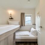 Zimmer mit zwei Betten, Fenster und Schrank