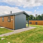 Moderne Holz- und Metallhaus mit Garten und Terrasse.