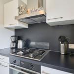 Küche mit Kochfeld, Backofen und Arbeitsfläche