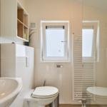 Badezimmer mit Toilette, Waschbecken und Dusche