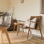 Sitzbereich mit Stuhl, Sessel und Teppich