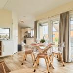 Wohnküche mit Esstisch, TV und Blick auf Terrasse