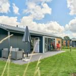 Moderne Ferienwohnung mit Terrasse, Garten und Sitzgelegenheiten.