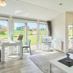 Wohn- und Essbereich mit Glasfront zur Terrasse und Garten.