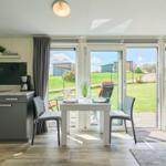 Küche mit Esstisch und Blick auf Garten