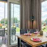 Esstisch mit Stühlen und Blick auf die Terrasse.