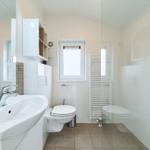 Badezimmer mit Waschbecken, Toilette und Dusche.