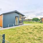 Moderne Ferienhaus mit Terrasse und Grillplatz im Grünen.