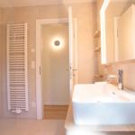 Bad mit Waschbecken, Spiegel und Dusche