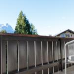 Terrasse mit Blick auf Berge und einen Garten