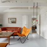 Wohnzimmer mit Ledersofa, Schwebestuhl und Hängematten.