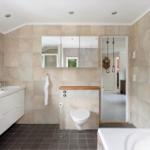 Badezimmer mit Waschbecken, Toilette und Badewanne